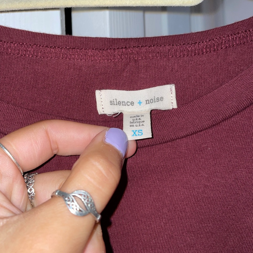 Silence & Noise XS, cropped, Maroon box tee!